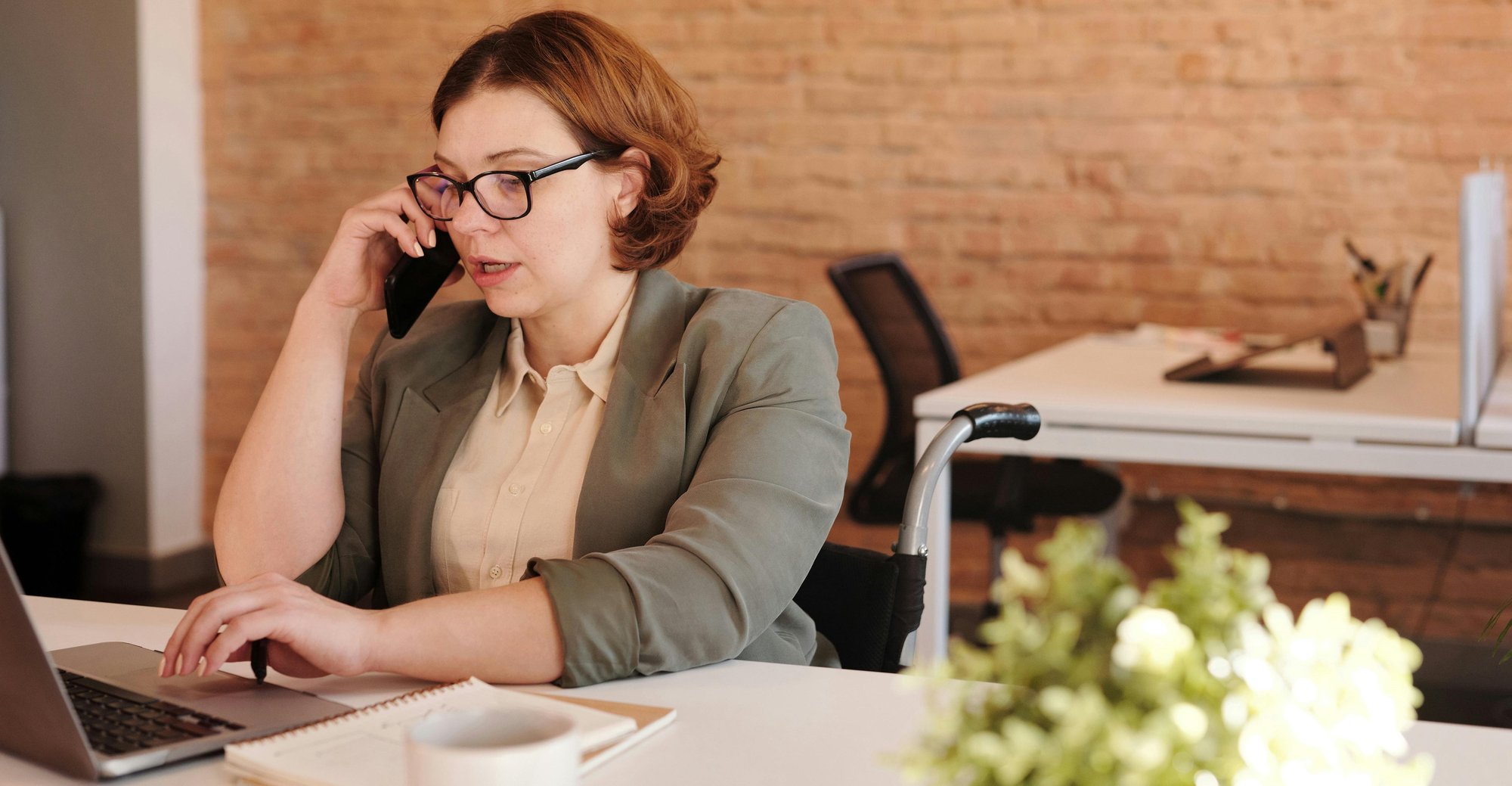 lyz_hub_img_jobs_inside-sales-rep_female-2